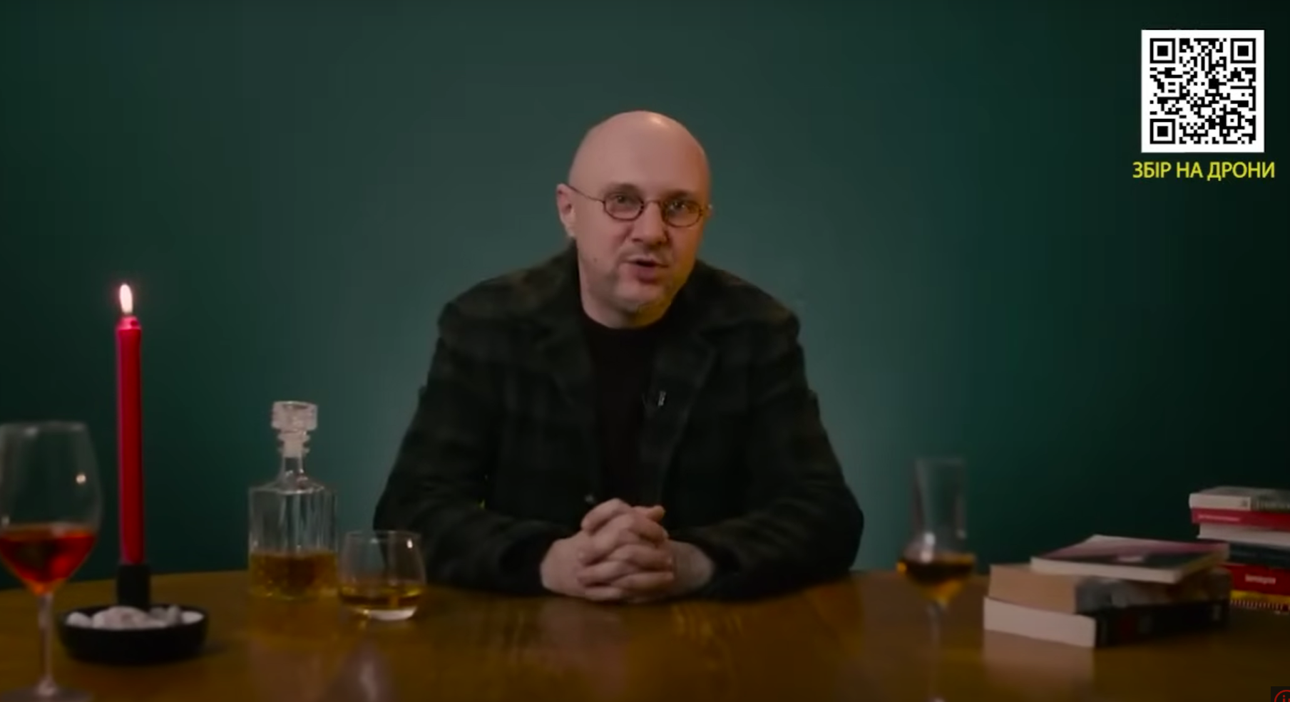 Стіл як елемент близькості ведучого із глядачем. Скриншот із відео "Історія для дорослих"